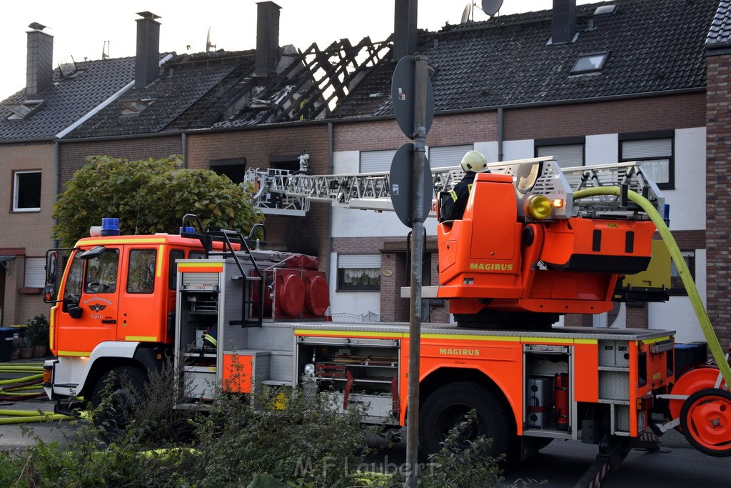 Feuer 2 Vollbrand Reihenhaus Roggendorf Berrischstr P172.JPG - Miklos Laubert